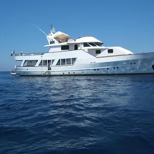 https://la-voglia-matta.fr-provencehotel.com